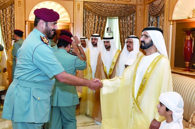 "■ محمد بن راشد مصافحاً راشد المطروشي"