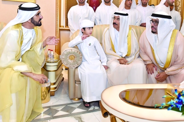 "■ محمد بن راشد متحدثاً إلى محمد المر وضاحي خلفان وحمدان سلطان السبوسي"