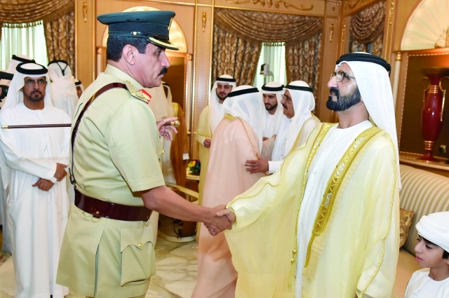 "■ محمد بن راشد مصافحاً خميس المزينة"