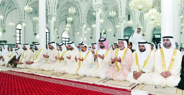 "■حميد النعيمي وعمار وأحمد وعبدالعزيز وراشد بن حميد يبتهلون إلى الله"