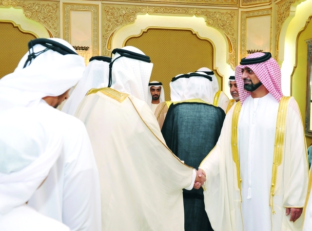 "■ عمار النعيمي مصافحاً المهنئين"
