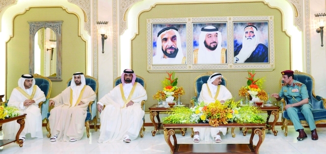 "■ حاكم عجمان في حديث مع سلطان بن عبدالله النعيمي بحضور عمار وأحمد وعبد العزيز بن حميد"