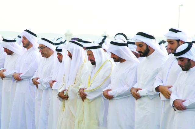 "سلطان القاسمي يؤدي صلاة عيد الفطر وإلى جانبه الشيوخ وكبار المسؤولين | وام"