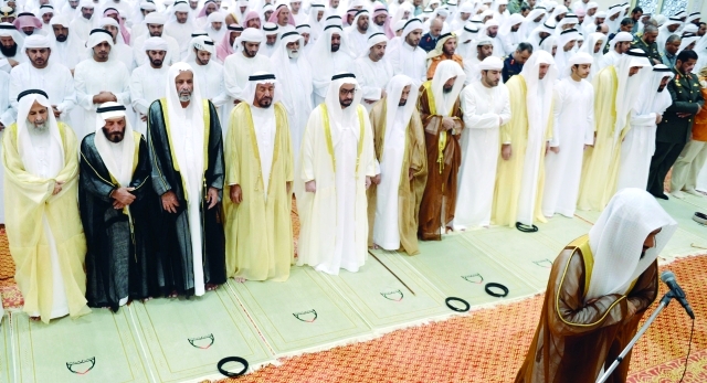 "■ حمدان بن زايد مؤدياً صلاة العيد  |  وام"