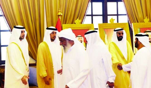 "■ .. وسموه مصافحاً المواطنين بحضور سلطان وهزاع بن طحنون"