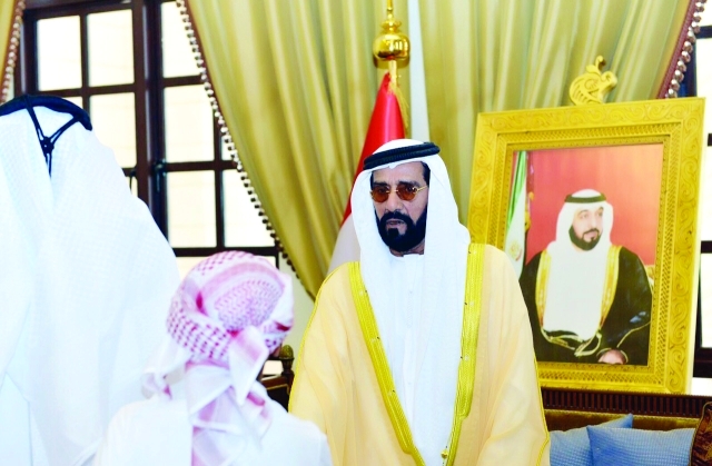 "■ طحنون بن محمد مستقبلاً المهنئين | وام"