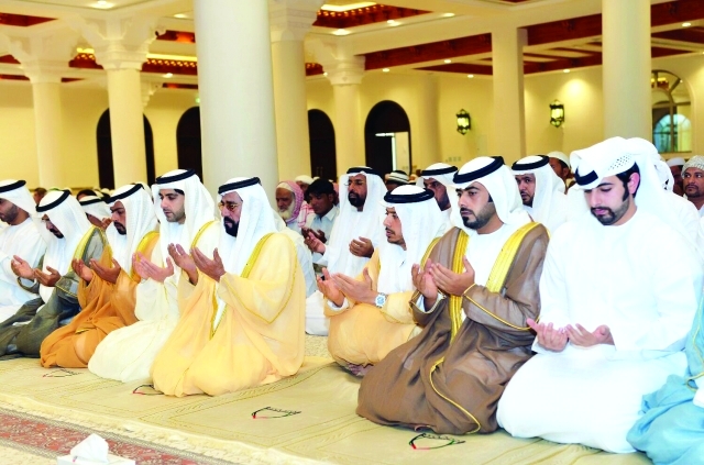 "■ ممثل حاكم أبوظبي في المنطقة الشرقية أثناء صلاة العيد"