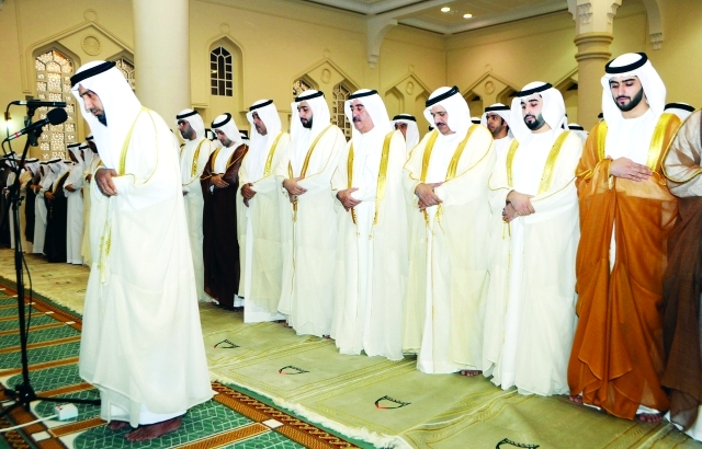 "■ حاكم أم القيوين وولي عهده يؤديان الصلاة | وام"