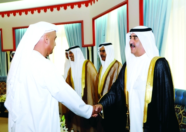 "■ حاكم أم القيوين مصافحاً المهنئين"