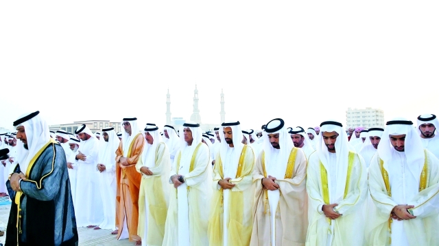"سعود بن صقر ومحمد بن سعود يؤديان صلاة العيد  ــ   وام"