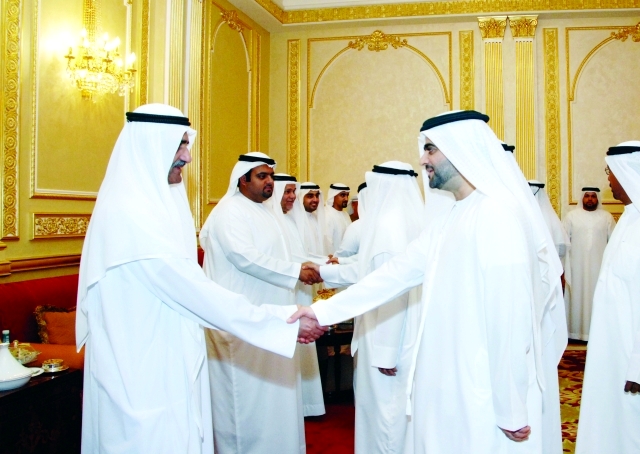 "■ حمد الشرقي وولي عهده يستقبلان المهنئين"