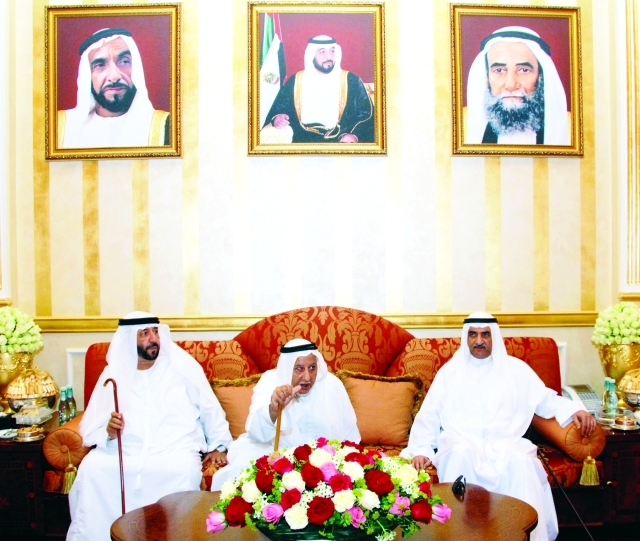 "■ حمد الشرقي مستقبلاً المواطنين"
