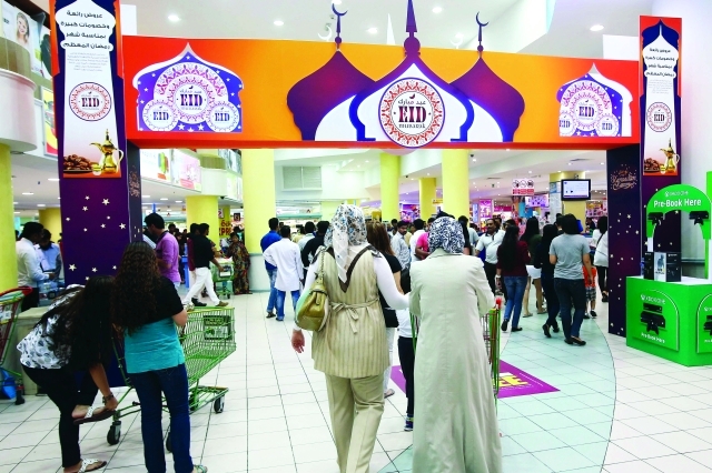 "■ مراكز التسوق تجتذب المزيد من الزوار   |  أرشيفية"