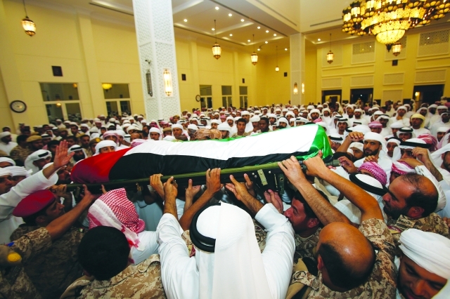 "جثمان الشهيد محمولاً في مسجد علياء لوتاه بدبي قبل تشييعه مساء أمس | تصوير سالم خميس"