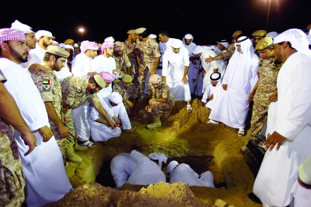 "الشيخ نهيان بن مبارك آل نهيان خلال تشييع جثمان الشهيد سيف الفلاسي ــ تصوير: سالم خميس"