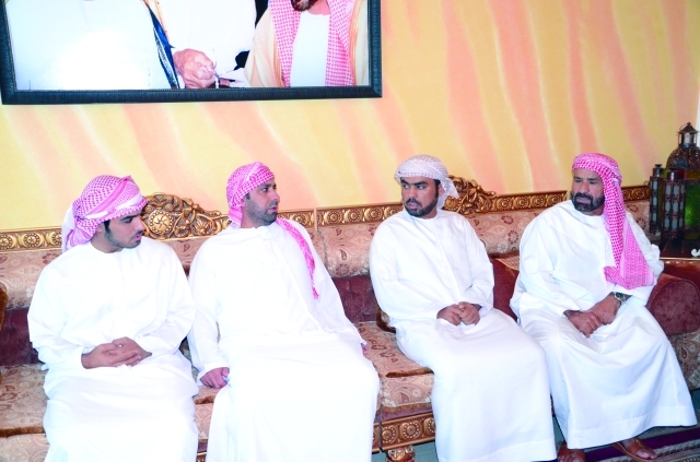 "■ والد الشهيد عبد العزيز الكعبي وأبناؤه"