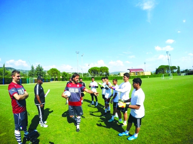 "■ من تدريبات الحراس بمركزتابع للاتحاد الإيطالي | البيان"