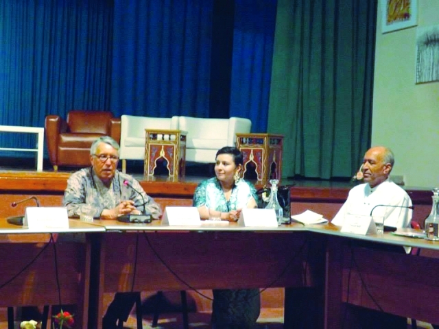 "■ محمد بن عيسى وأحمد المديني وشهلا العجيلي خلال ندوة في موسم سابق"