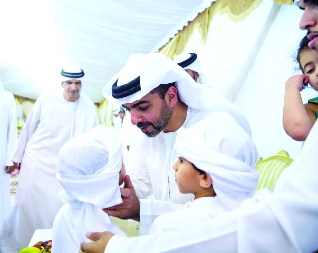 "■ حامد بن زايد في حديث مع ذوي الشهيد"