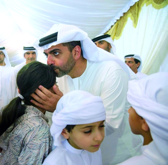 "■ وسموه يقبل رأس ابنة الشهيد"
