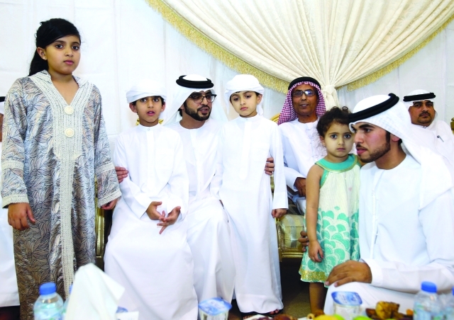 "سلطان بن حمدان بن زايد مواسياً أبناء الشهيد تصوير اكسفير ويلسون"