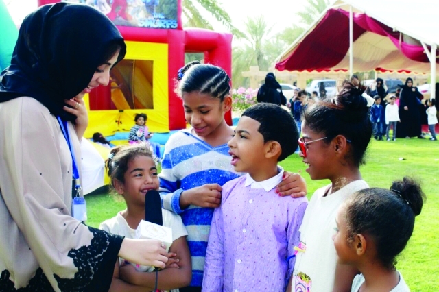 "حنان خلال إجرائها مقابلات مع الأطفال لبرنامجها الخاص  |  البيان"