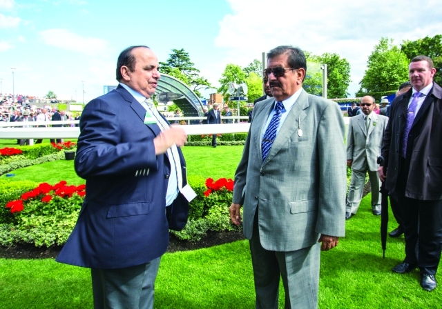 "حمدان بن راشد يتحدث مع محمد عبيد مالك الخيل الفائز تصوير - مجيد"