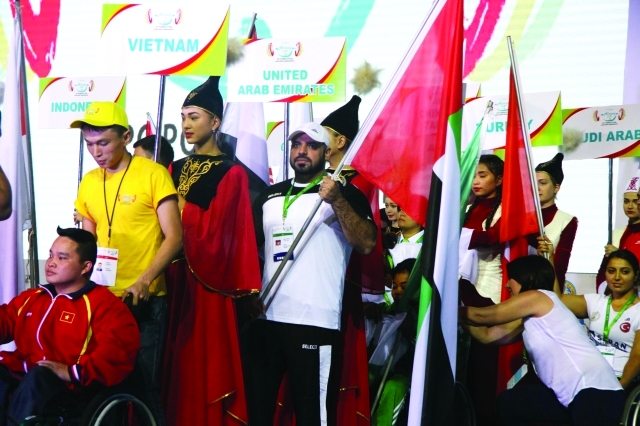 "■ أحمد خميس يرفع علم الإمارات خلال طابور العرض | البيان"