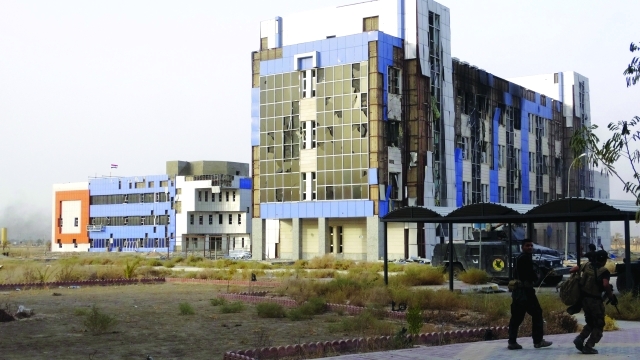 "■ مبنى الجامعة وقد بدت عليه آثار الاشتباكات | رويترز"