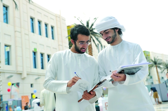"طلاب في الحرم الجامعي"