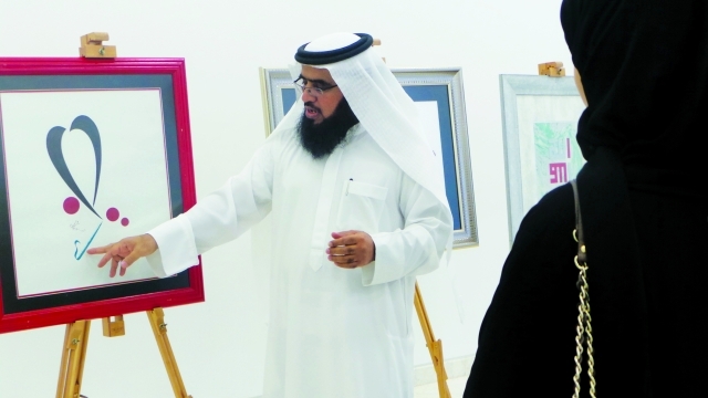 "■ علي الأميري في معرض من معارضه الفنية  |  البيان"