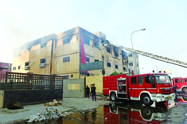 "■ عربات الإطفاء في عملية السيطرة على الحريق | أ.ف.ب"