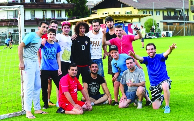 "■ عموري وسط عدد من محبي العين"