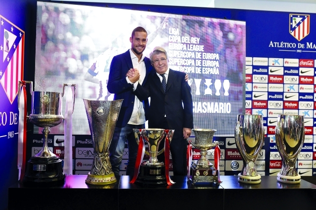 "■ سواريز يصافح رئيس أتلتيكو مدريد في حفل الوداع | أف ب"