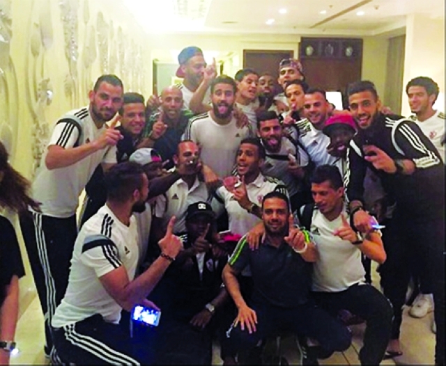 "■ لاعبو الزمالك يحتفلون بالدوري | البيان"