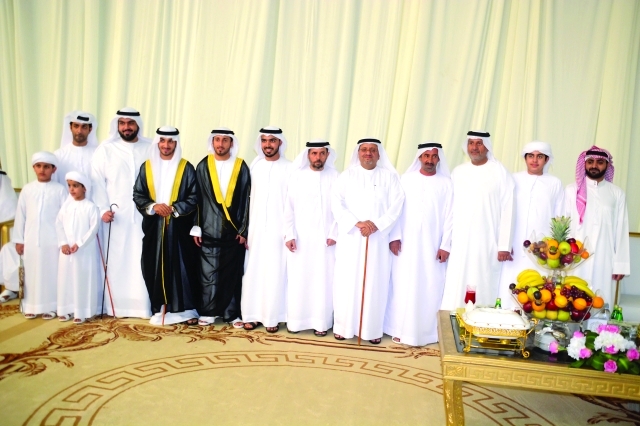 "العريسان علي وراشد باليوحة الظاهري وعدد من الأهل والحضور"