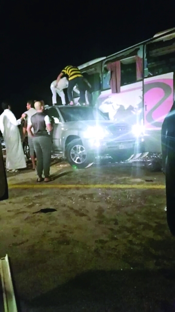 "سعوديون يحاولون إنقاذ ركاب الباص ــ من المصدر"