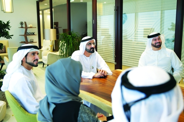"نائب رئيس الدولة وحمدان بن محمد ومحمد القرقاوي خلال إطلاق البرنامج"