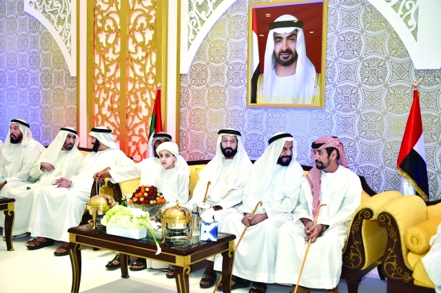 "عدد من المشاركين في الحفل"