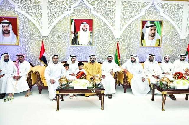 "محمد بن راشد والعريس وذووه وجانب من الحضور تصوير: محمد هشام"