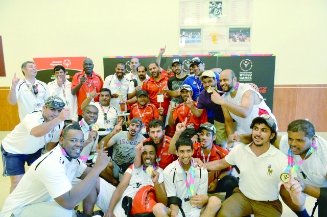 "ماجد العصيمي يشارك منتخب السلة فرحته بكأس الألعاب العالمية | تصوير: جابر عابدين"