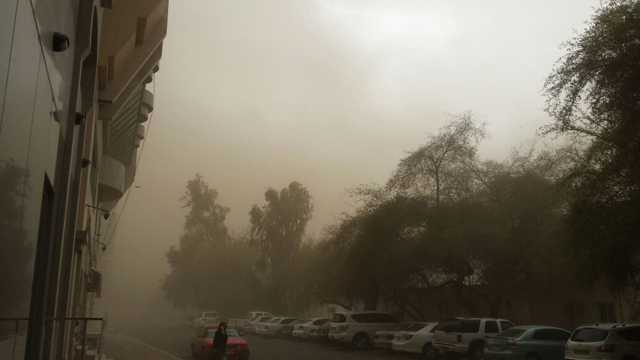 بالصور..عاصفة رملية تضرب مدينة العين