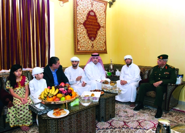 "البحاح يعزي عائلة الشهيد سيف الفلاسي"