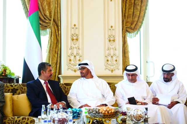 "■ محمد بن زايد خلال مباحثاته مع خالد بحاح بحضور جمعة البواردي وسالم الغفلي | وام"