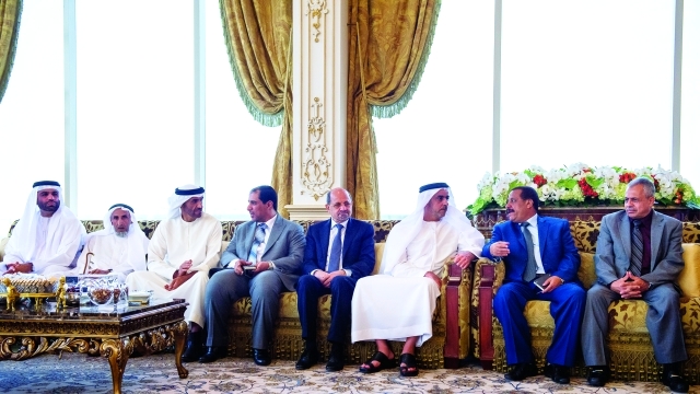 "■ نهيان وسيف بن زايد وأعضاء الوفد اليمني خلال اللقاء"