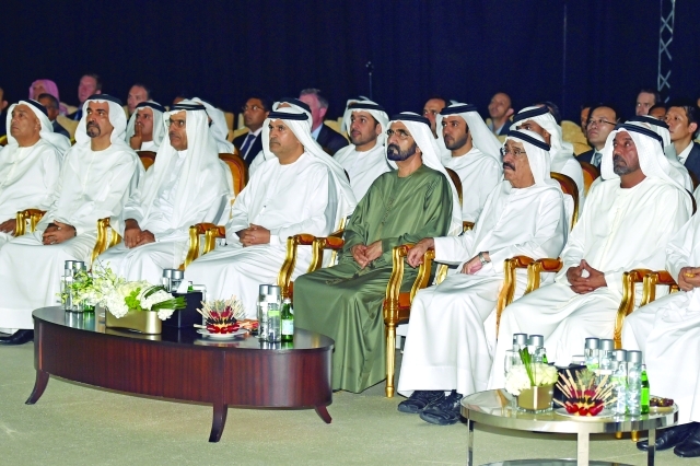 "محمد بن راشد والحضور يتابعون العرض المرئي للمشروع"