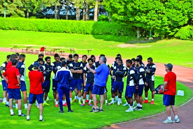 "■ براغا يتحدث للاعبين في معسكر النمسا | البيان"
