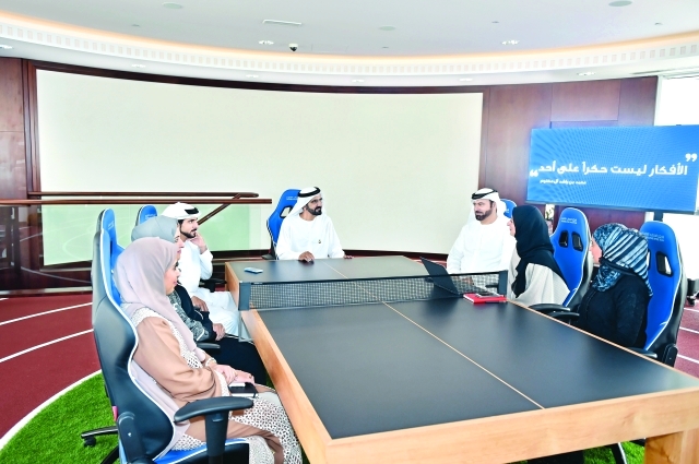 "محمد بن راشد خلال إعلان أسبوع الابتكار بحضور حمدان بن محمد ومحمد القرقاوي وعهود الرومي ونجلاء العور وهدى الهاشمي"