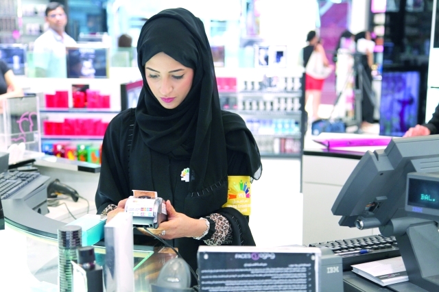 "■ طالبة خلال مشاركتها في برنامج مبادرة «نعم للعمل»"