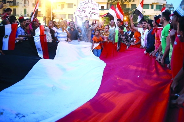 "مصريون يحتفلون بافتتاح القناة في القاهرة | رويترز"